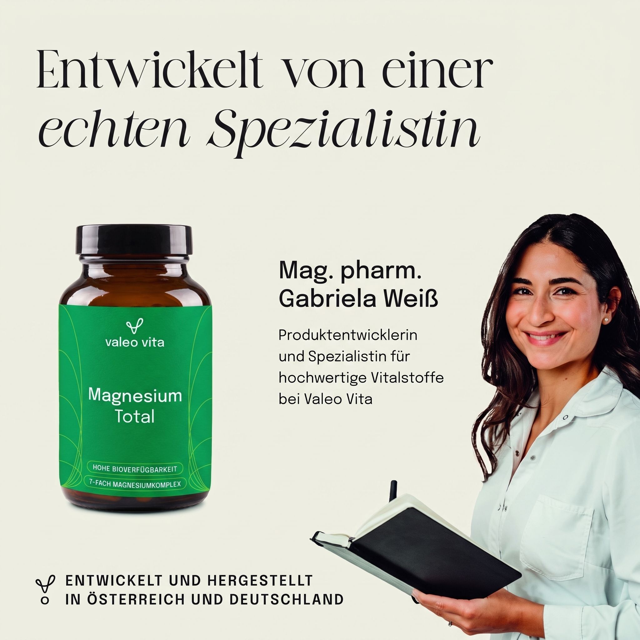 Flasche Valeo Vita Magnesium Total neben einer lächelnden Frau, die ein Notizbuch hält. Text über Entwicklung.