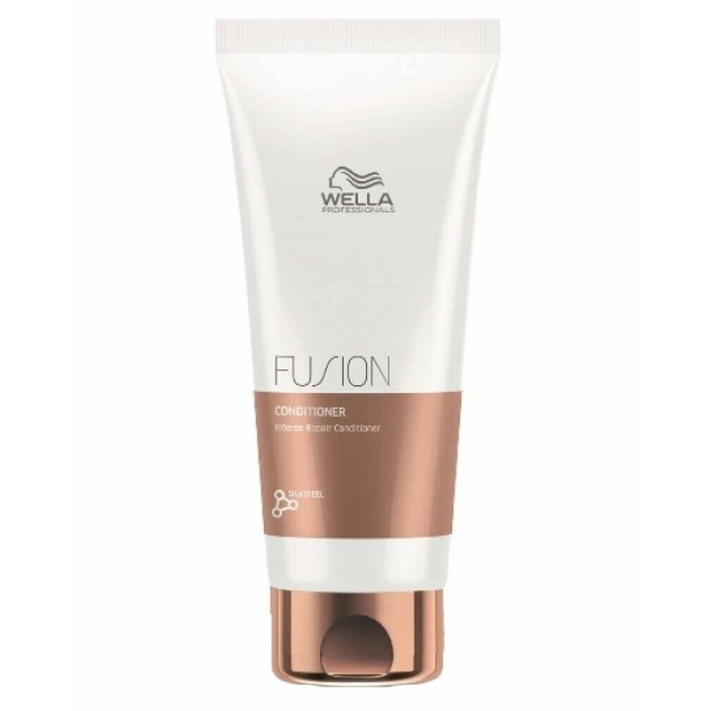 Wella Fusion Conditioner: Weißer Schlauch mit kupferfarbenem Band und Verschluss. "FUSION" und "Conditioner" sind auf der Vorderseite aufgedruckt.