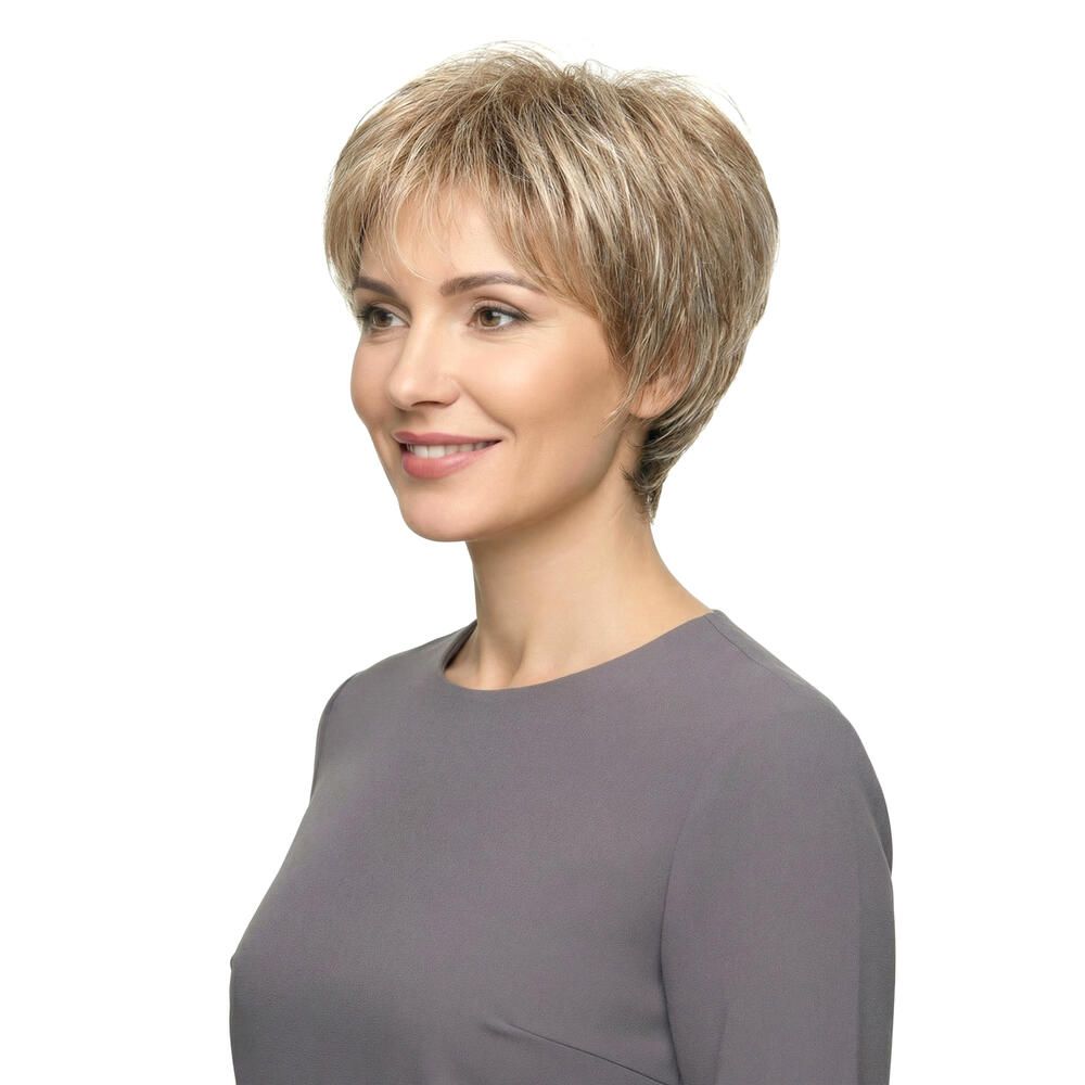 Kurzhaarperücke mit blonden Strähnen. Frau mit grauem Oberteil. Seitenansicht.