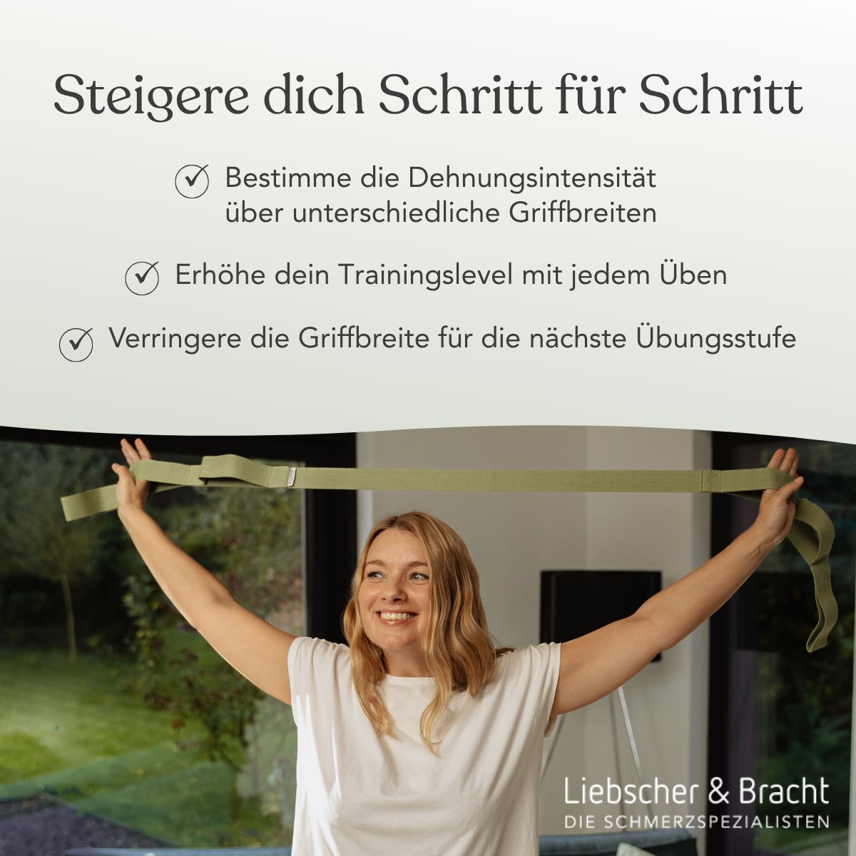 Frau mit erhobenen Armen, die ein hellgrünes Band mit Schlaufen hält, um die Dehnung zu demonstrieren.
