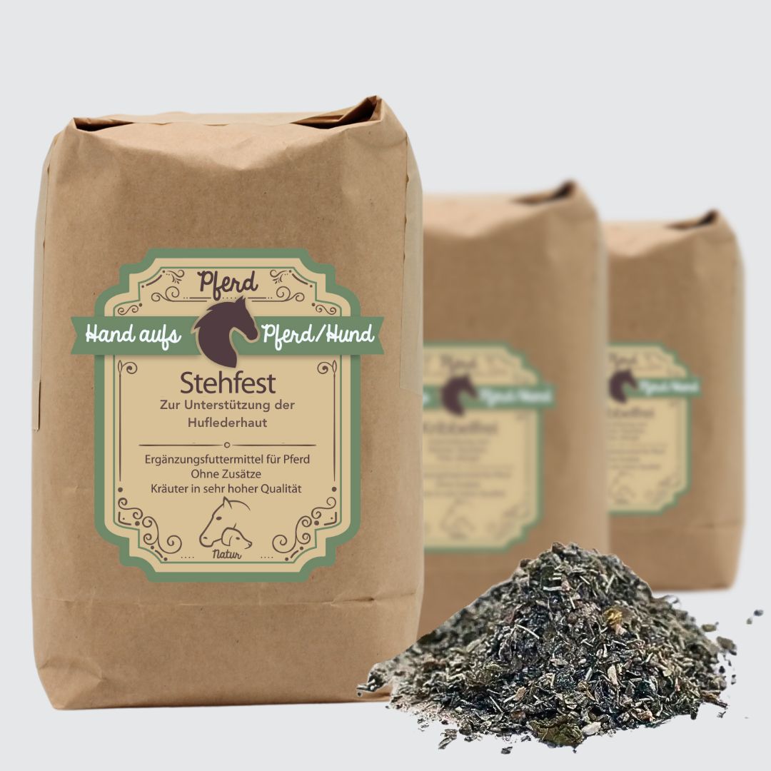 Drei braune Papiertüten mit Kräutern. Text: Hand aufs Pferd/Hund, Stehfest. Grün-weiße Etiketten. Haufen Kräuter daneben.