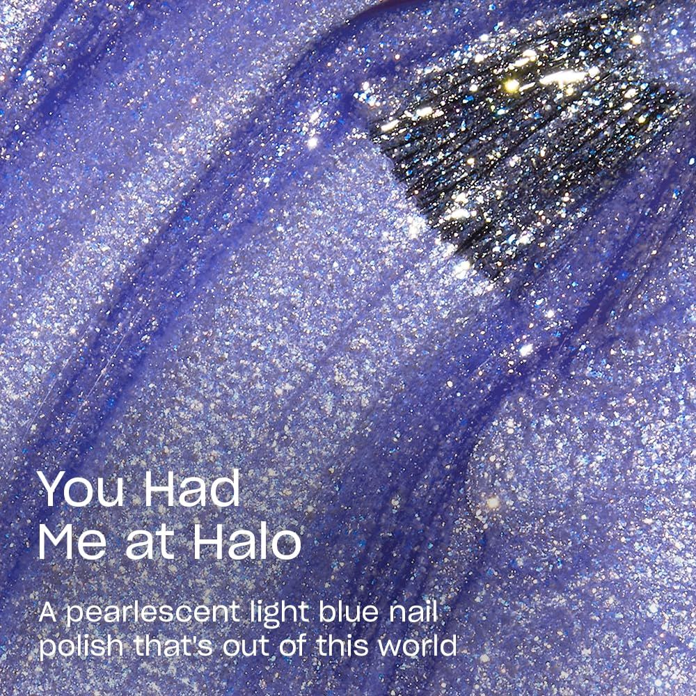 Nahaufnahme eines Nagellacks. Blauer Farbton mit Glitzer. Text: You Had Me at Halo. Ein perlglänzender hellblauer Nagellack.