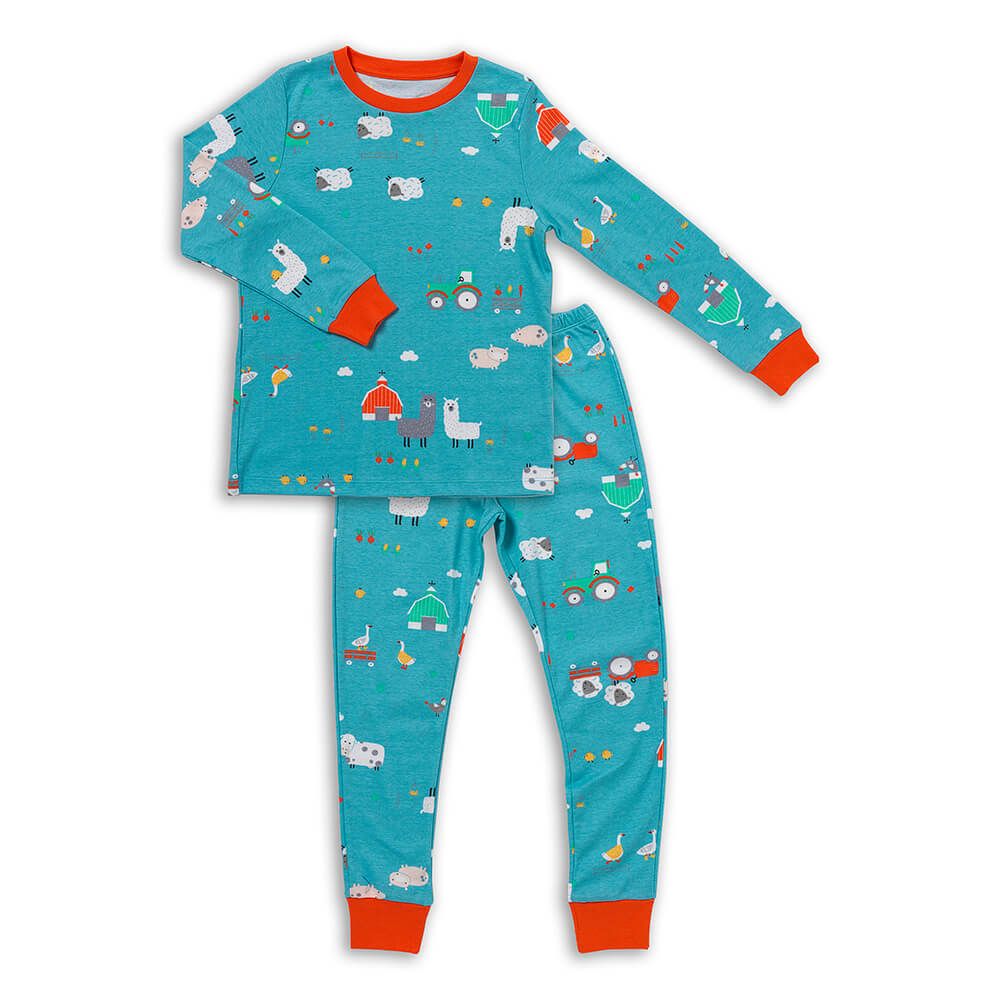 Zweiteiliger Kinder-Pyjama, blau mit Bauernhof-Motiv. Langarmshirt und Hose mit orangefarbenen Bündchen. Aus Bio-Baumwolle.