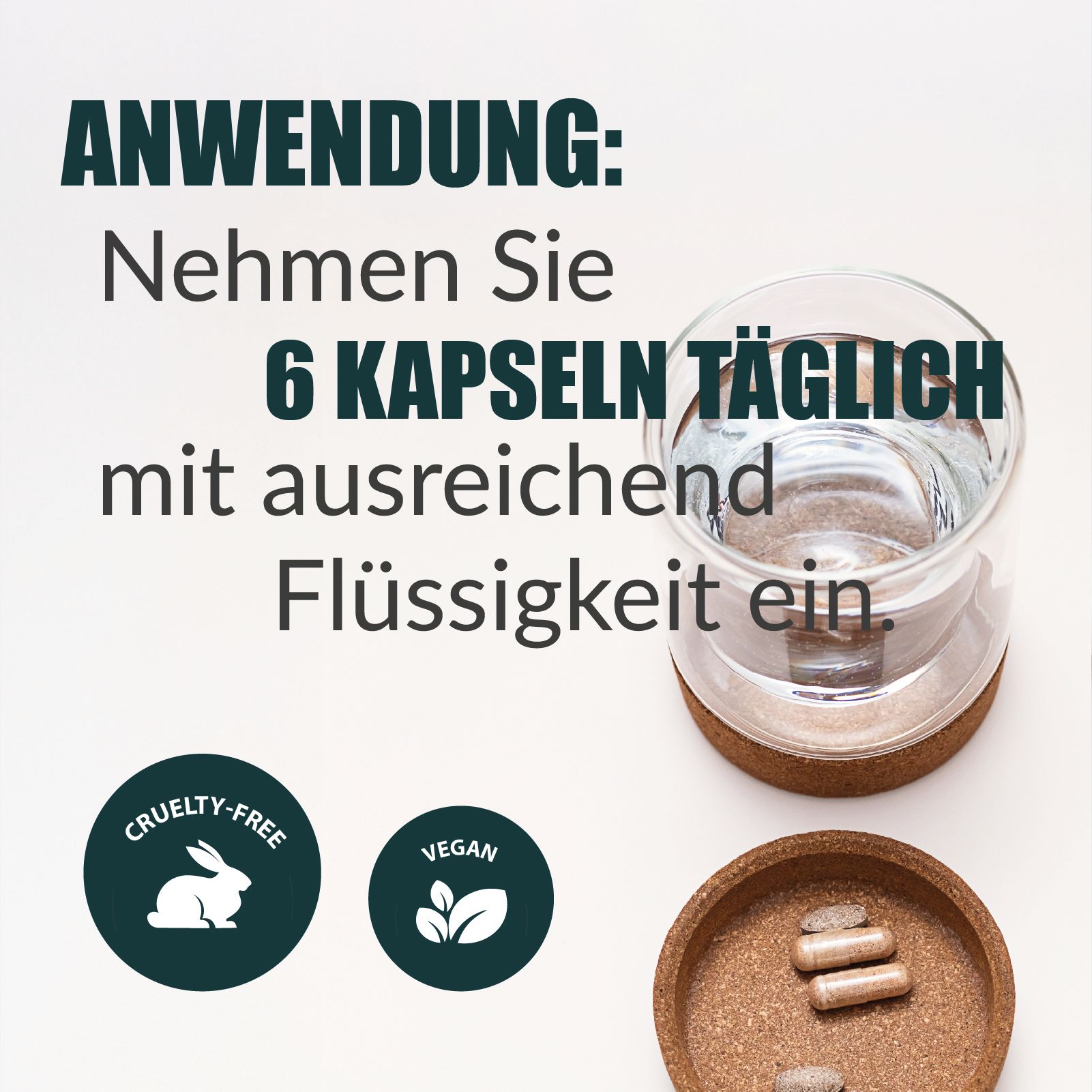 Glas Wasser, Tabletten und Untersetzer. Text: Nehmen Sie 6 Kapseln täglich mit ausreichend Flüssigkeit ein. Vegan.