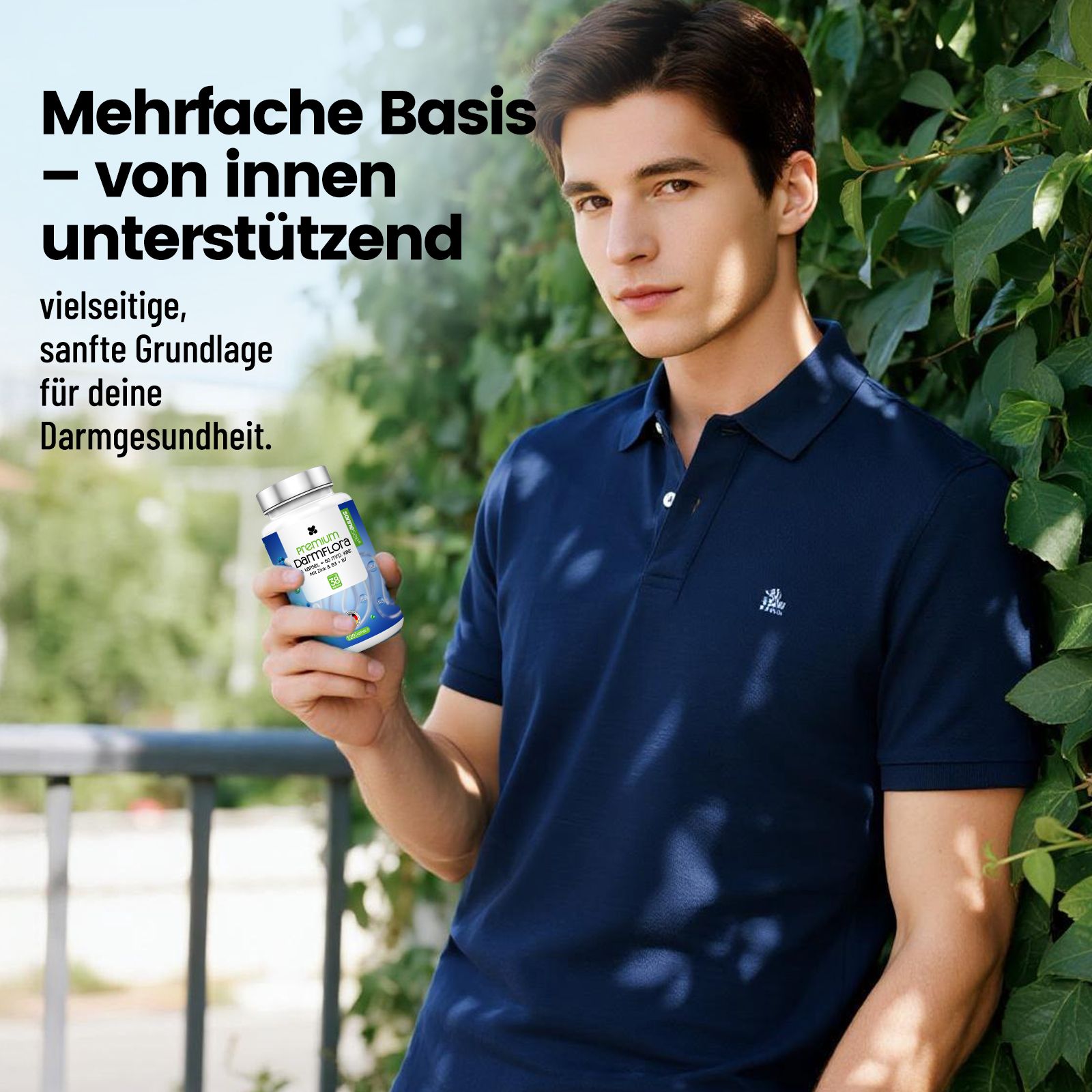 Mann hält eine weiße und blaue Flasche mit Nahrungsergänzungsmitteln. Auf der Flasche ist ein grünes Logo und Text zu sehen.