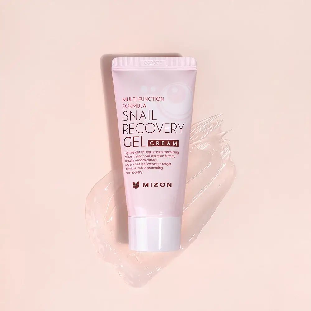 Rosa Tube mit Aufschrift: Snail Recovery Gel Cream, Mizon. Auf Creme-Schicht. Text: Multi Function Formula.