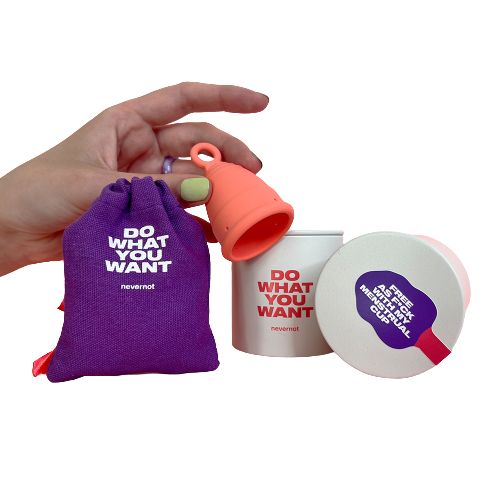 Menstruationstasse, orange, mit lila Beutel und Verpackung. Aufdruck: "DO WHAT YOU WANT".
