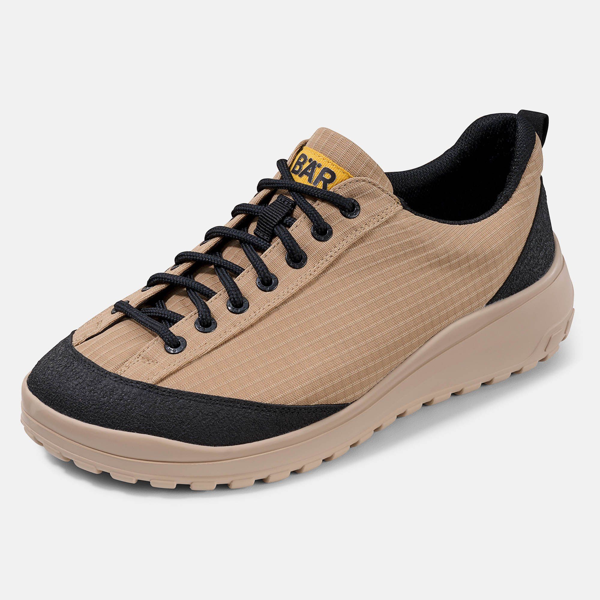 Beige Schnürschuh mit schwarzem Rand und Schnürsenkeln. Gelbes Logo "BÄR".