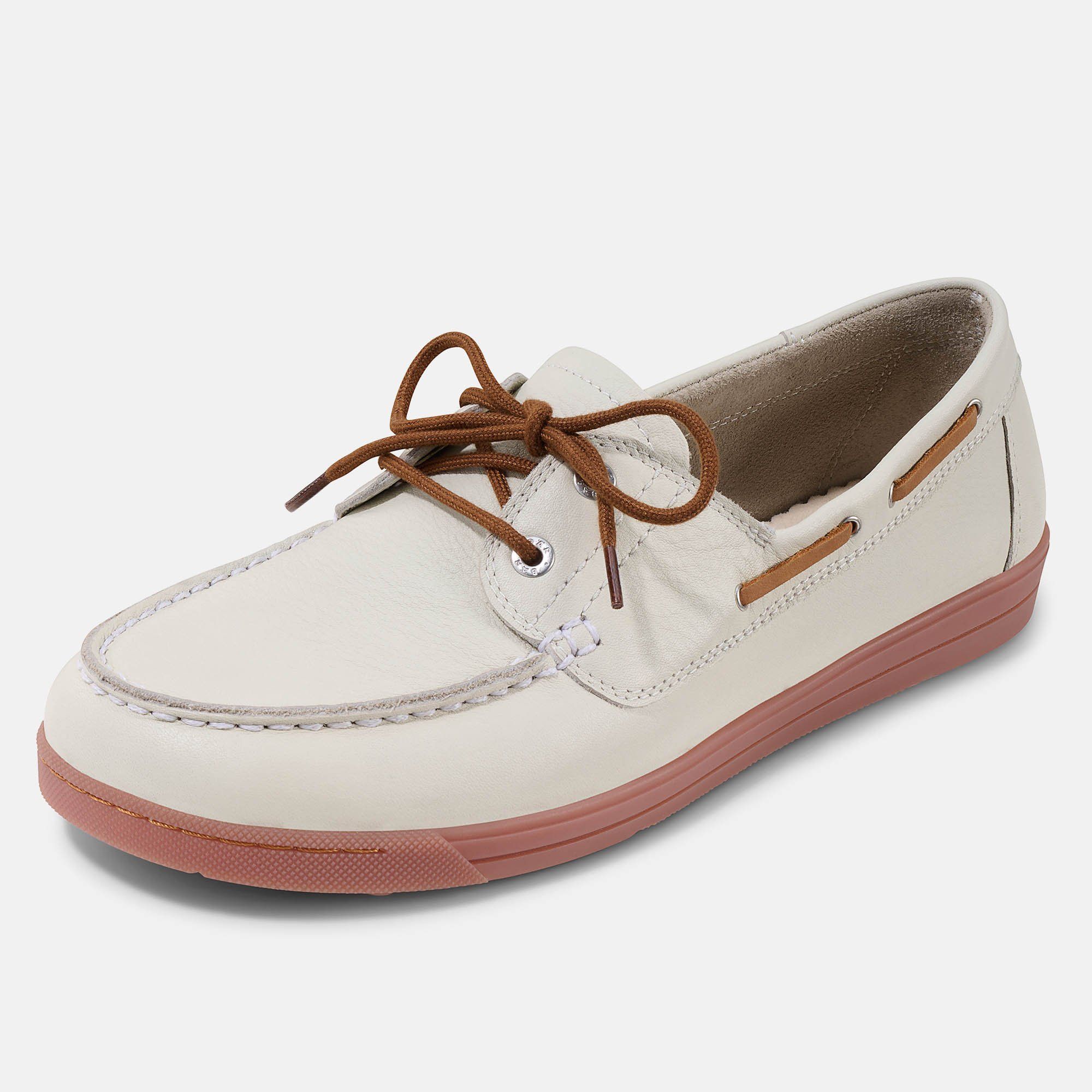 Cremefarbener Schnürschuh mit braunen Schnürsenkeln und Sohle. Der Schuh ist breit und hat helle Nähte.