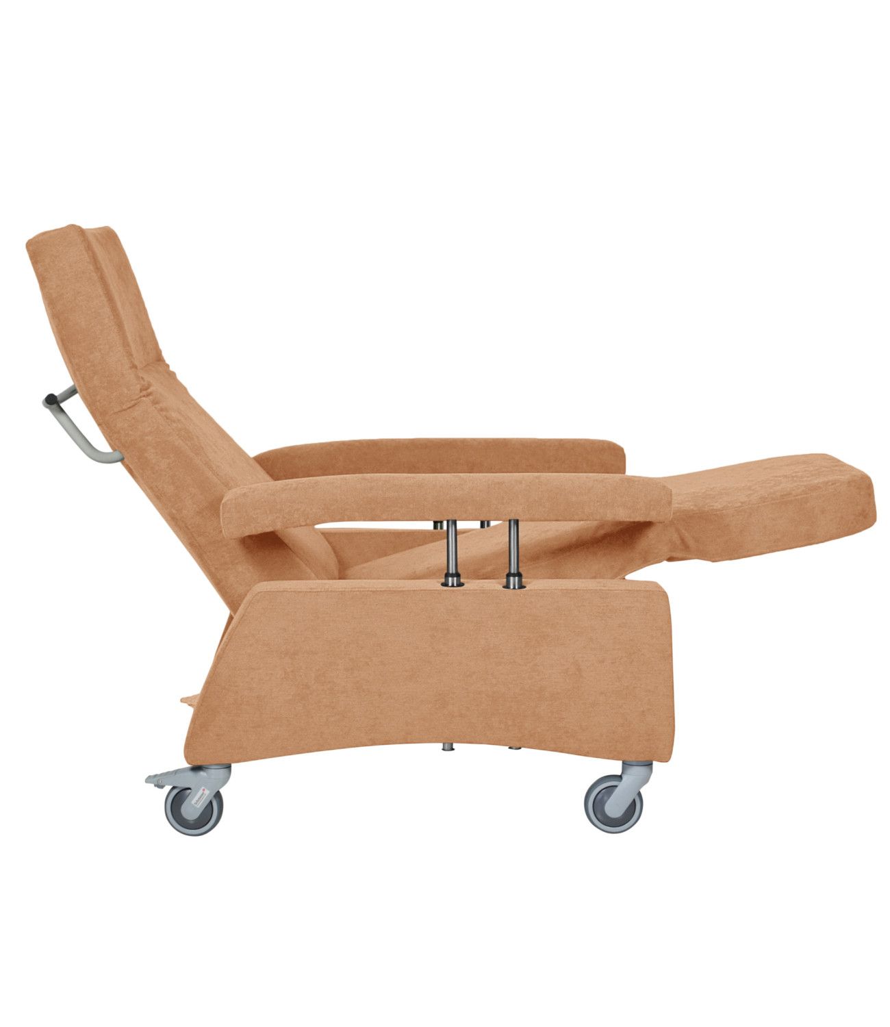 Beigefarbener Pflegesessel, seitliche Ansicht, in Liegeposition. Mit Armlehnen, Rollen und hoher Rückenlehne.