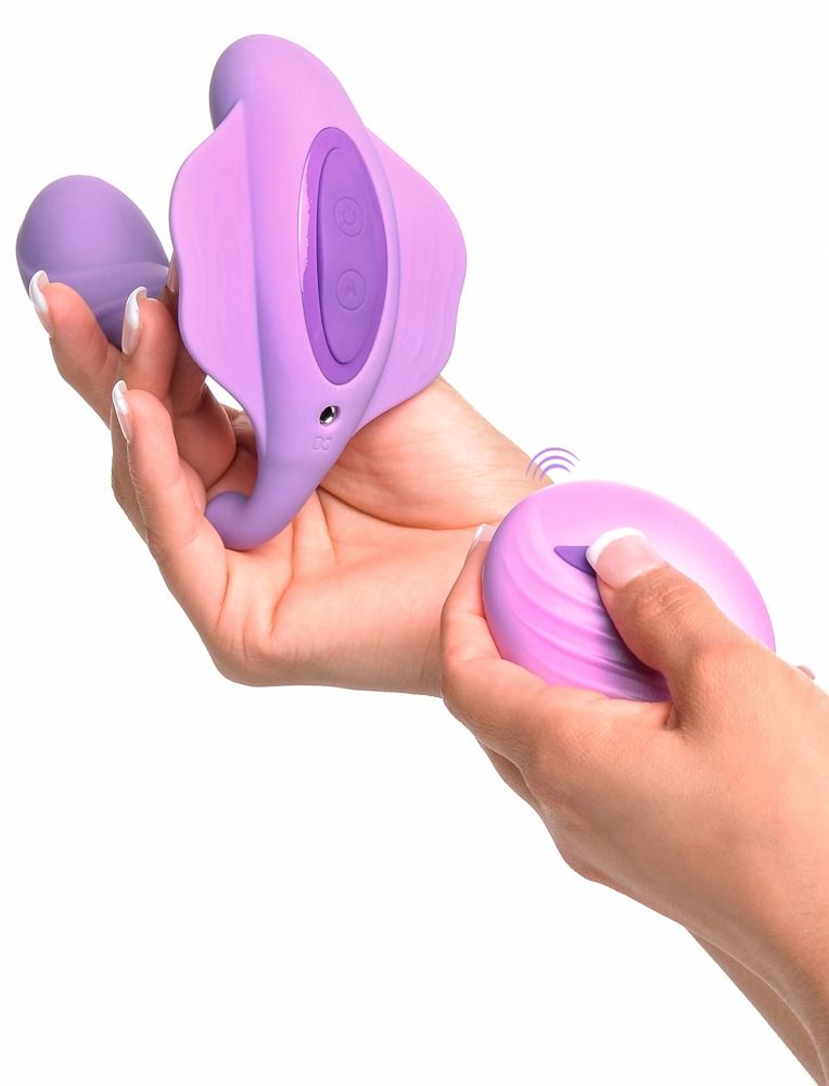 Hände halten lila G-Punkt-Stimulator und Fernbedienung. Fernbedienung wird bedient.