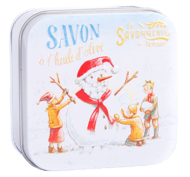 Quadratische Metallbox mit Schneemann-Illustration. Aufschrift "Savon à l'huile d'olive" und "La Savonnerie de Nyons".