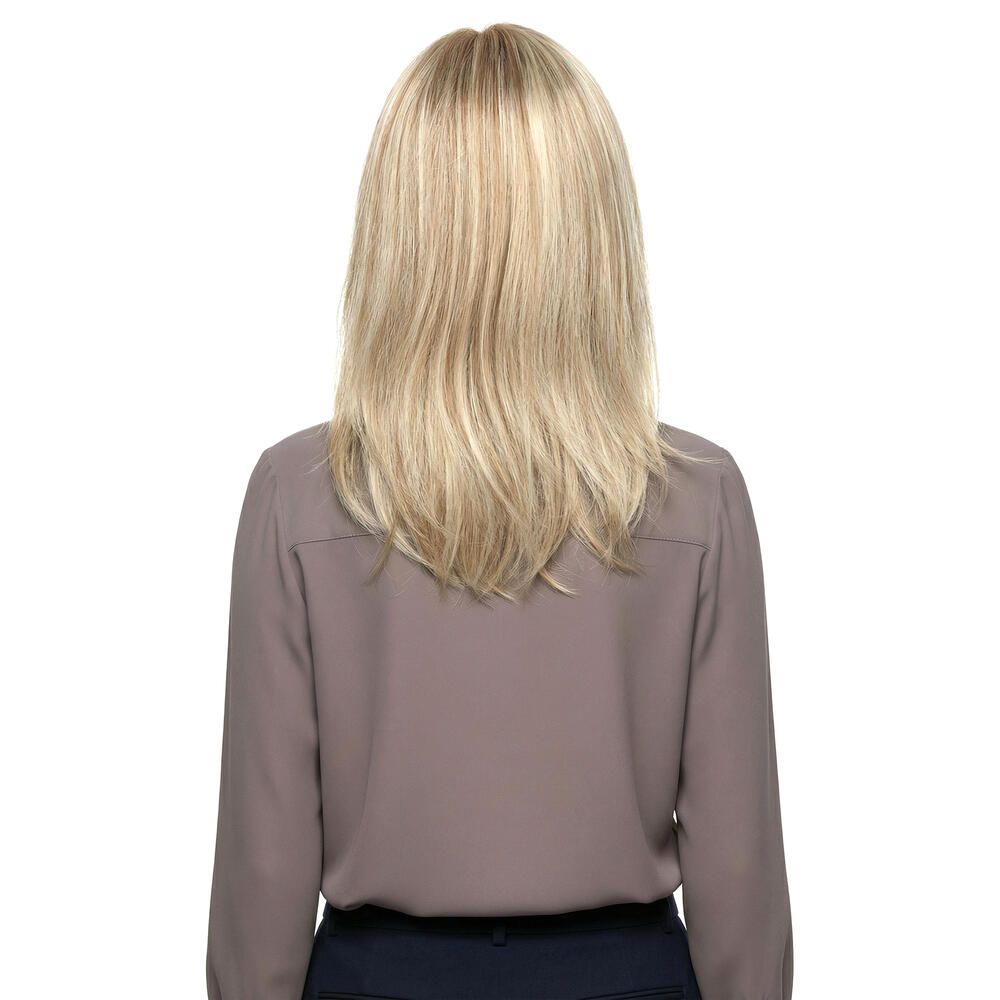 Rückansicht einer blonden Perücke mit schulterlangem, glattem Haar. Die Frau trägt ein graues Oberteil.