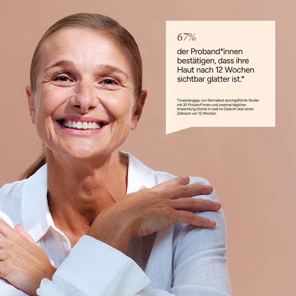 Lächelnde Frau. Text: 67% der Probanden bestätigen glattere Haut nach 12 Wochen.
