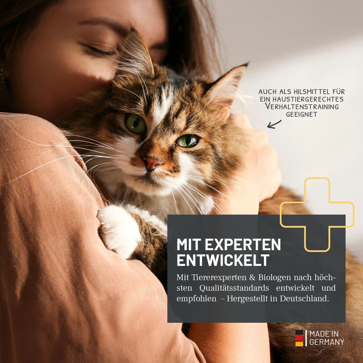 Frau umarmt Katze. Text: Auch als Hilfsmittel für ein haustiergerechtes Verhaltenstraining geeignet. Made in Germany.