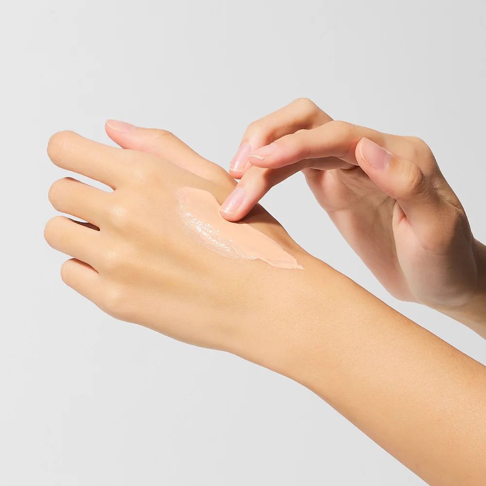 Hände tragen Creme auf. Creme-Abstrich auf der Hand. Weißer Hintergrund.