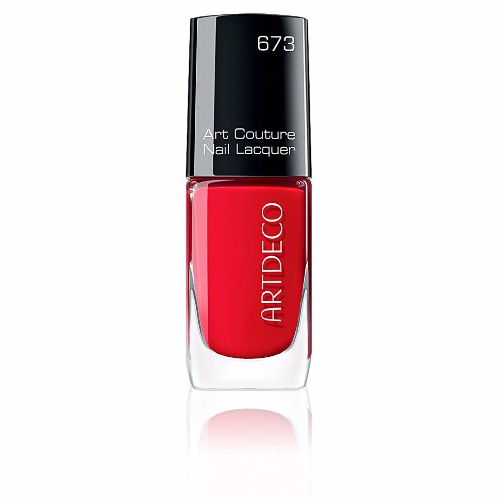 Roter Artdeco Art Couture Nagellack, Nummer 673. Schwarzer Deckel, transparente Flasche. Produktname und Marke sichtbar.