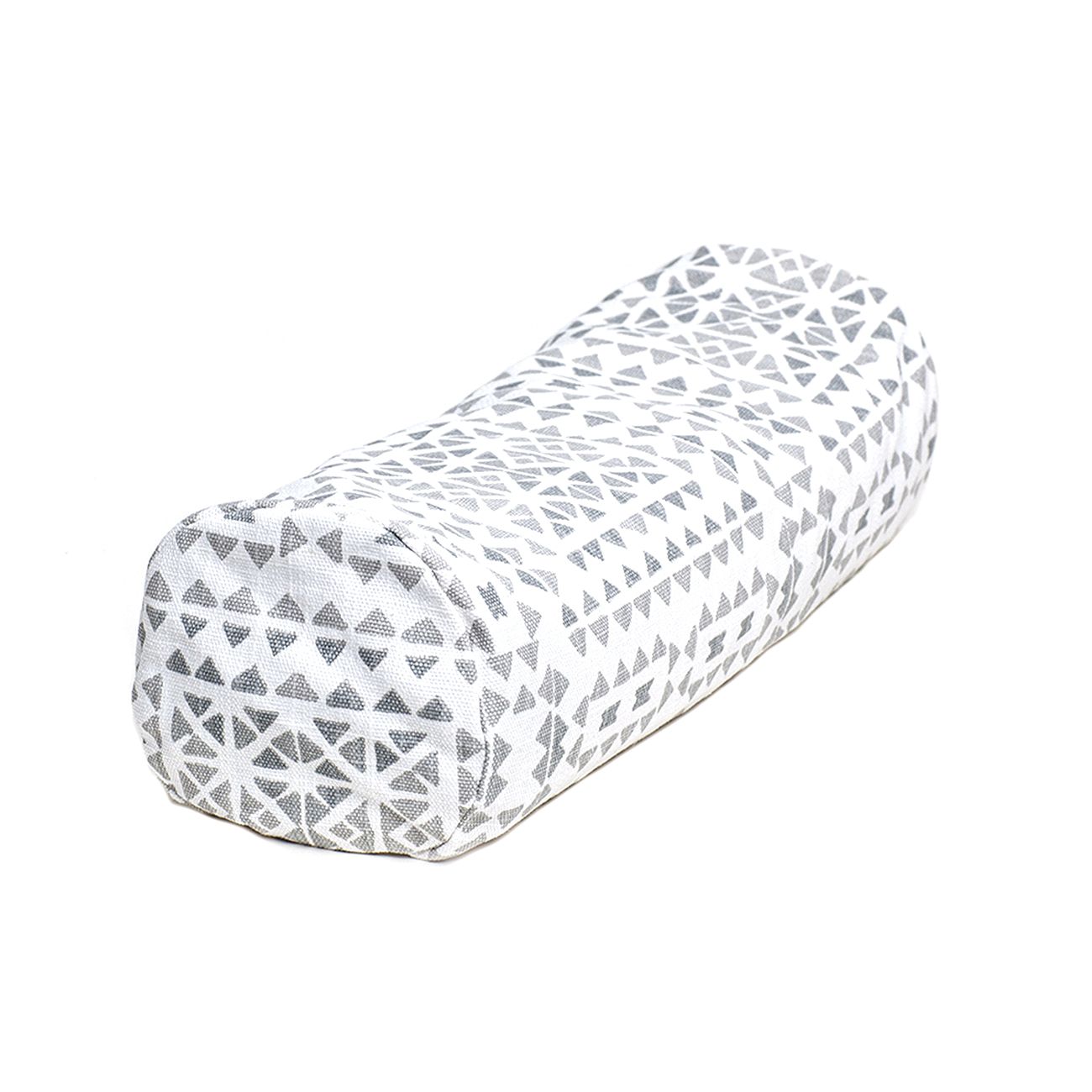 Zylindrisches Yoga-Bolster mit grauem Dreiecksmuster auf weißem Stoff. Abgerundete Enden.