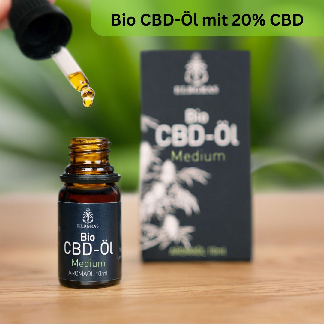 Braune Glasflasche mit Pipette, Tropfen Öl. Schwarze Verpackung mit Logo und Schriftzug 'Bio CBD-Öl Medium'.