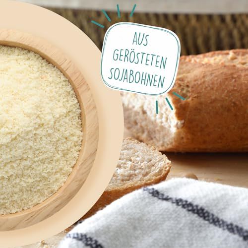 Nahaufnahme von BFF Bio Sojamehl in einer Holzschale, daneben ein Laib Brot mit Scheiben und einem Handtuch.