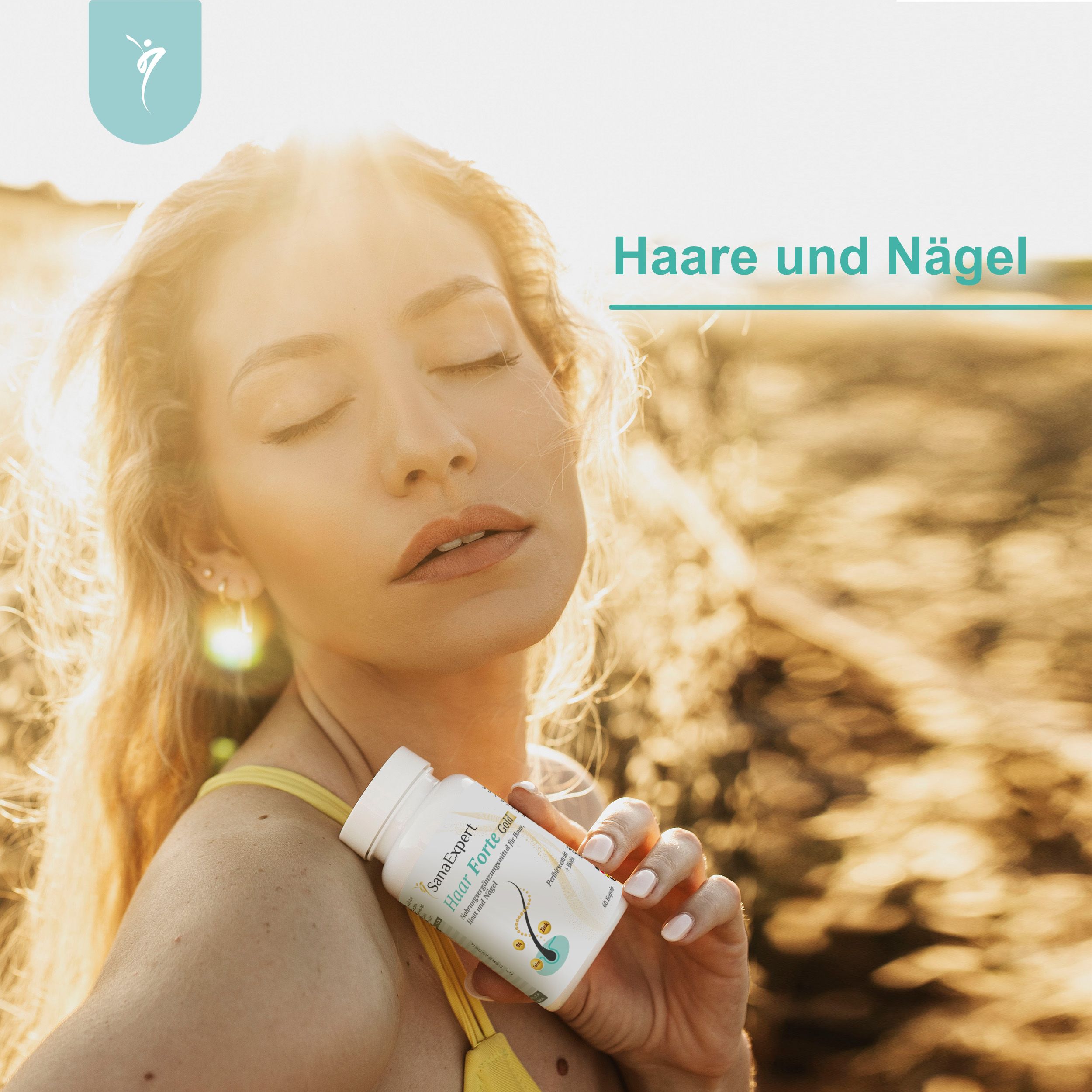 Frau mit Flasche SanaExpert Haar Forte Gold, die sich die Haare streicht.