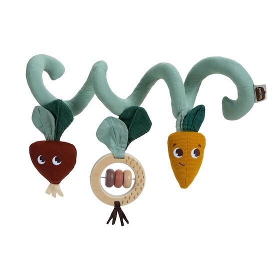 Spielspirale mit Gemüse-Anhängern. Rote Beete, Karotte und Holzring mit Perlen. Hellgrüne Spirale, dunkelgrüne Blätter.