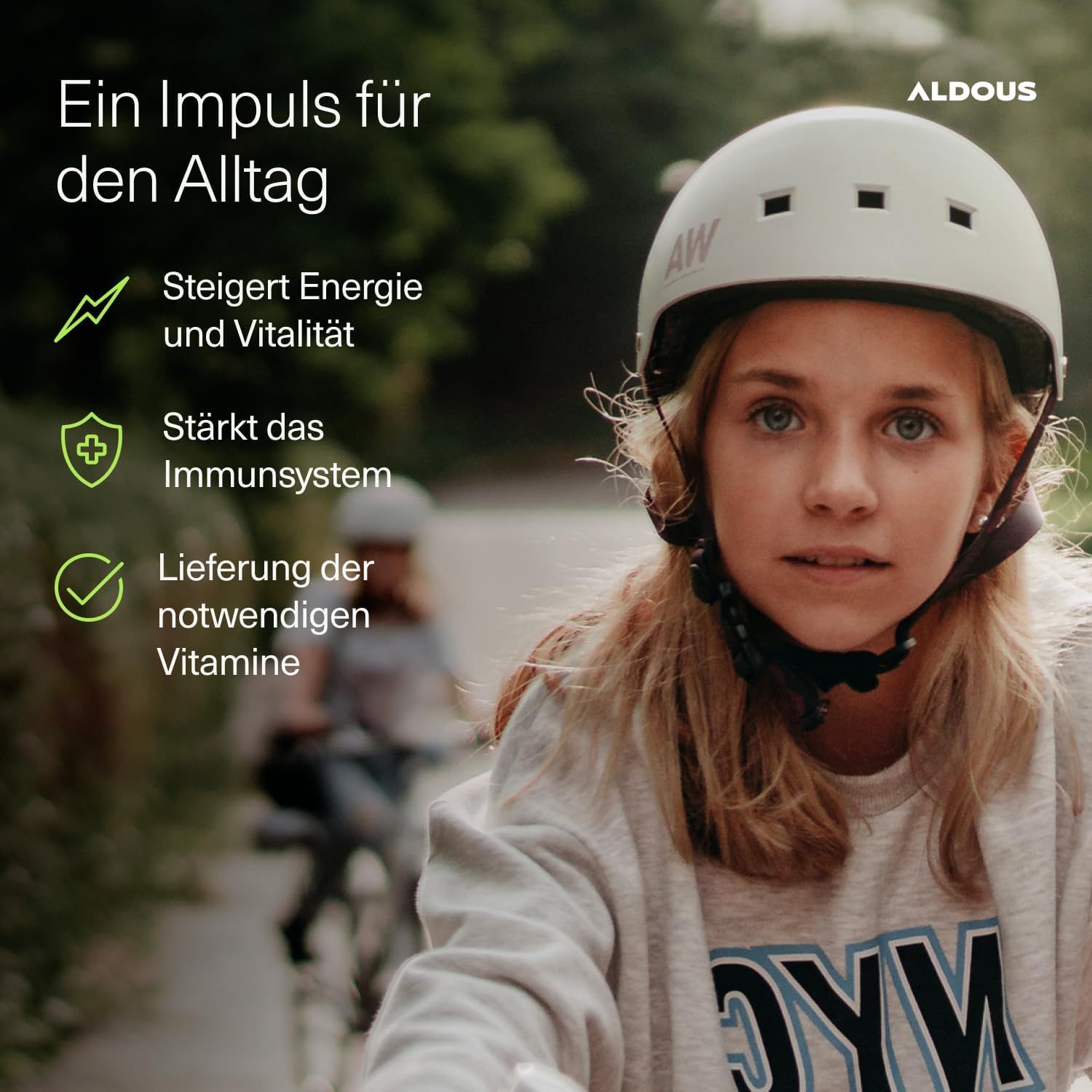 Junge Frau mit Helm auf einem Fahrrad, Text über Energie und Immunsystem.