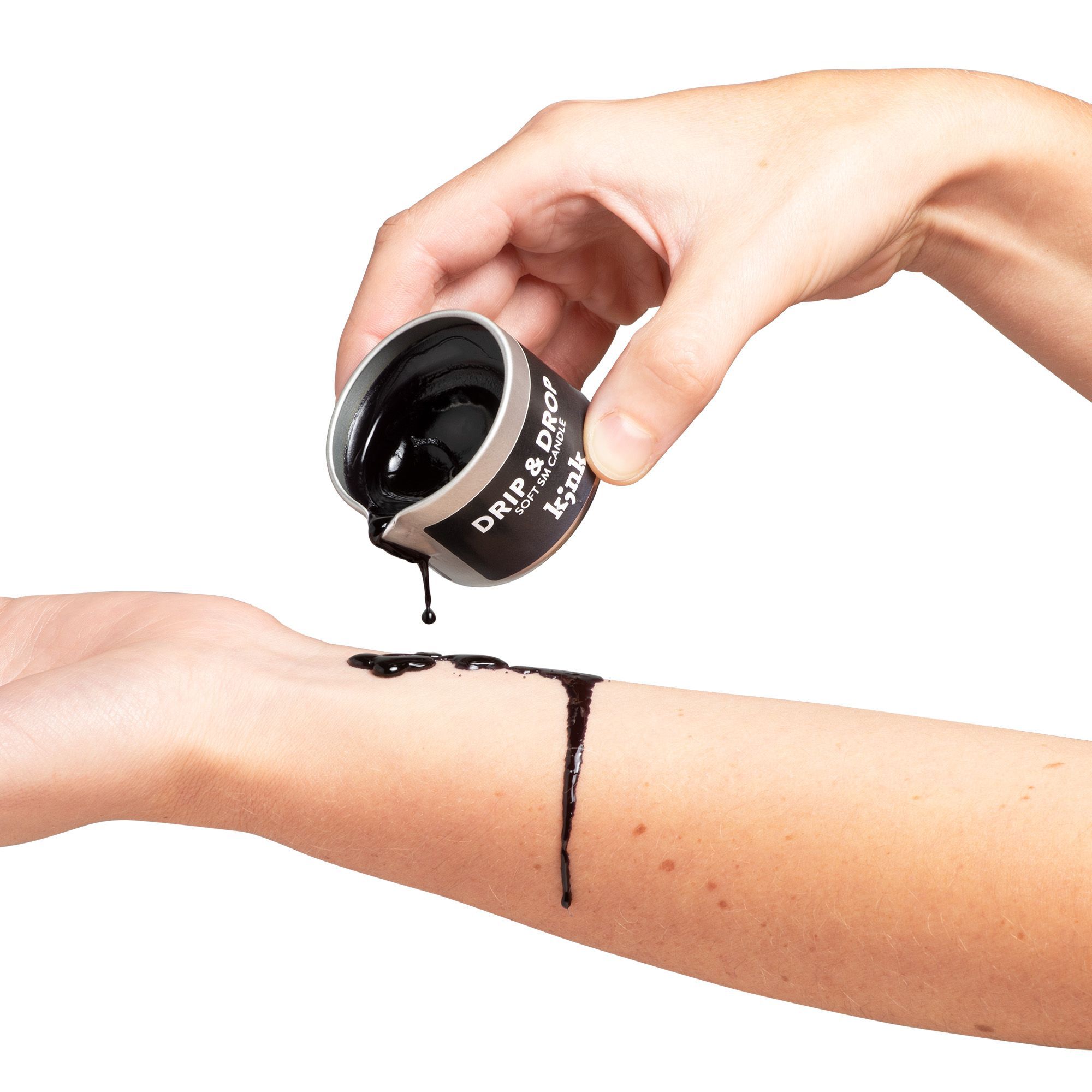 Hand hält Dose mit schwarzem Inhalt. Flüssigkeit tropft auf Arm. Dose mit Aufschrift 'Drip & Drop' und 'kink'.