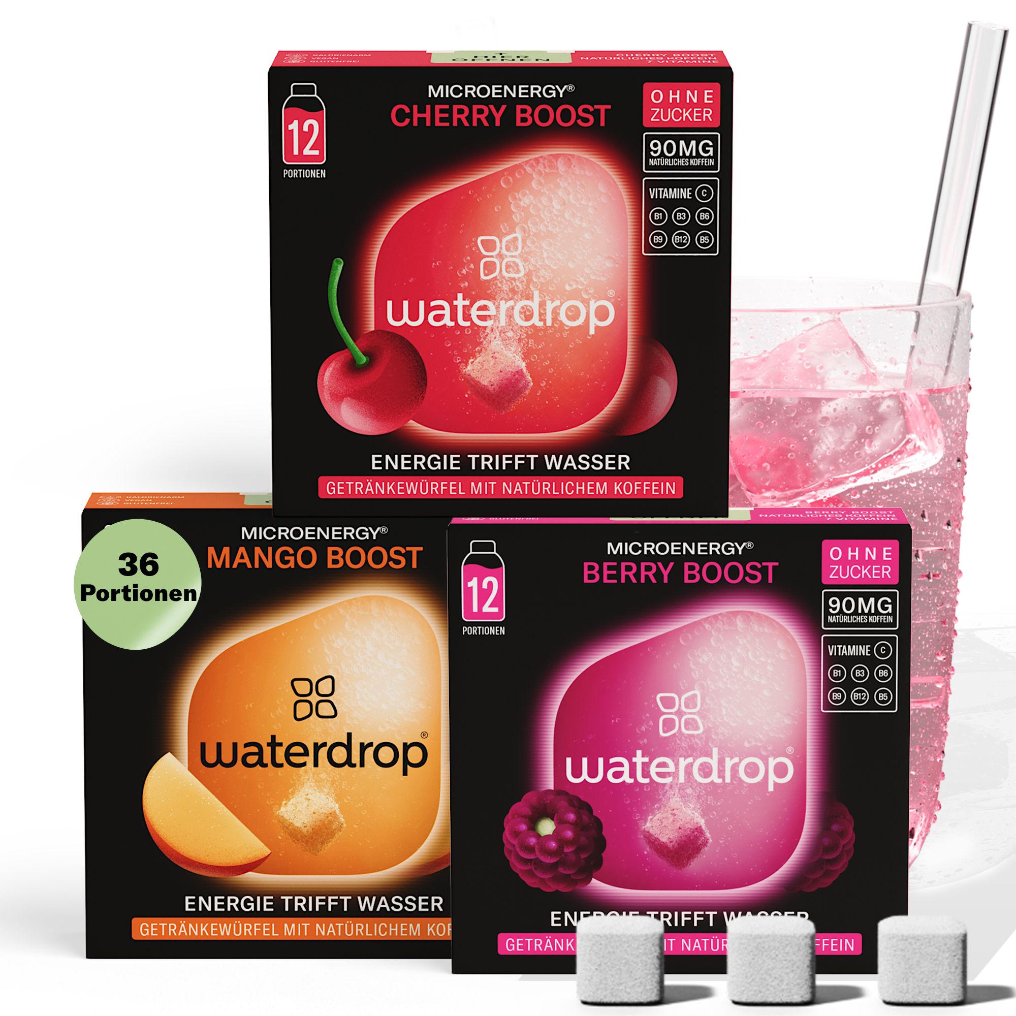 Drei Produktboxen mit Würfeln. Aufdrucke: waterdrop, Berry, Kirsche, Mango Boost. Ein Glas Getränk mit Eiswürfeln und Strohhalm.