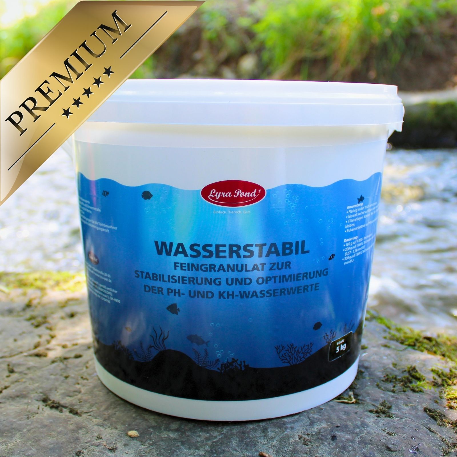Weißer Eimer mit blauem Etikett 'Lyra Pond Wasserstabil Feingranulat'. 'Premium' Banner oben links. Steht im Freien.