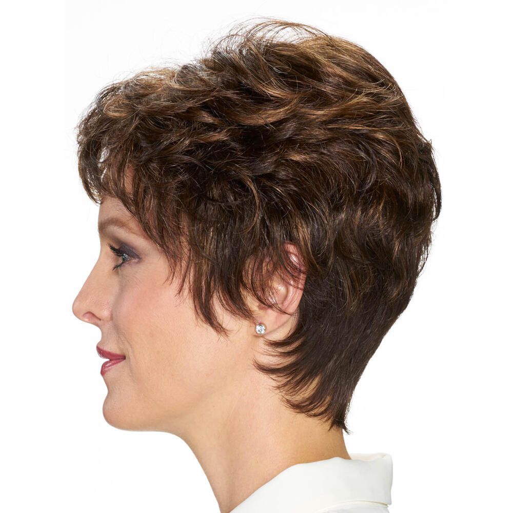 Kurzhaarperücke mit gewelltem Haar in Braun- und Blondtönen. Die Perücke bedeckt den Kopf einer Frau, die zur Seite schaut.