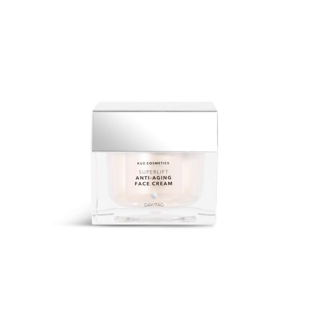 Quadratischer Tiegel mit weißem Deckel. Aufschrift: Superlift Anti-Aging Face Cream. Marke: KU2 Cosmetics.