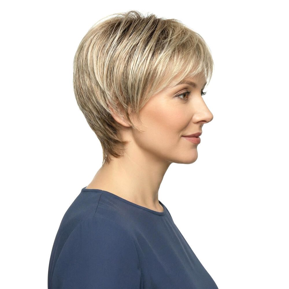 Kurzhaarperücke, blondiertes Haar mit Pony, Seitenansicht. Frau mit blauem Oberteil.