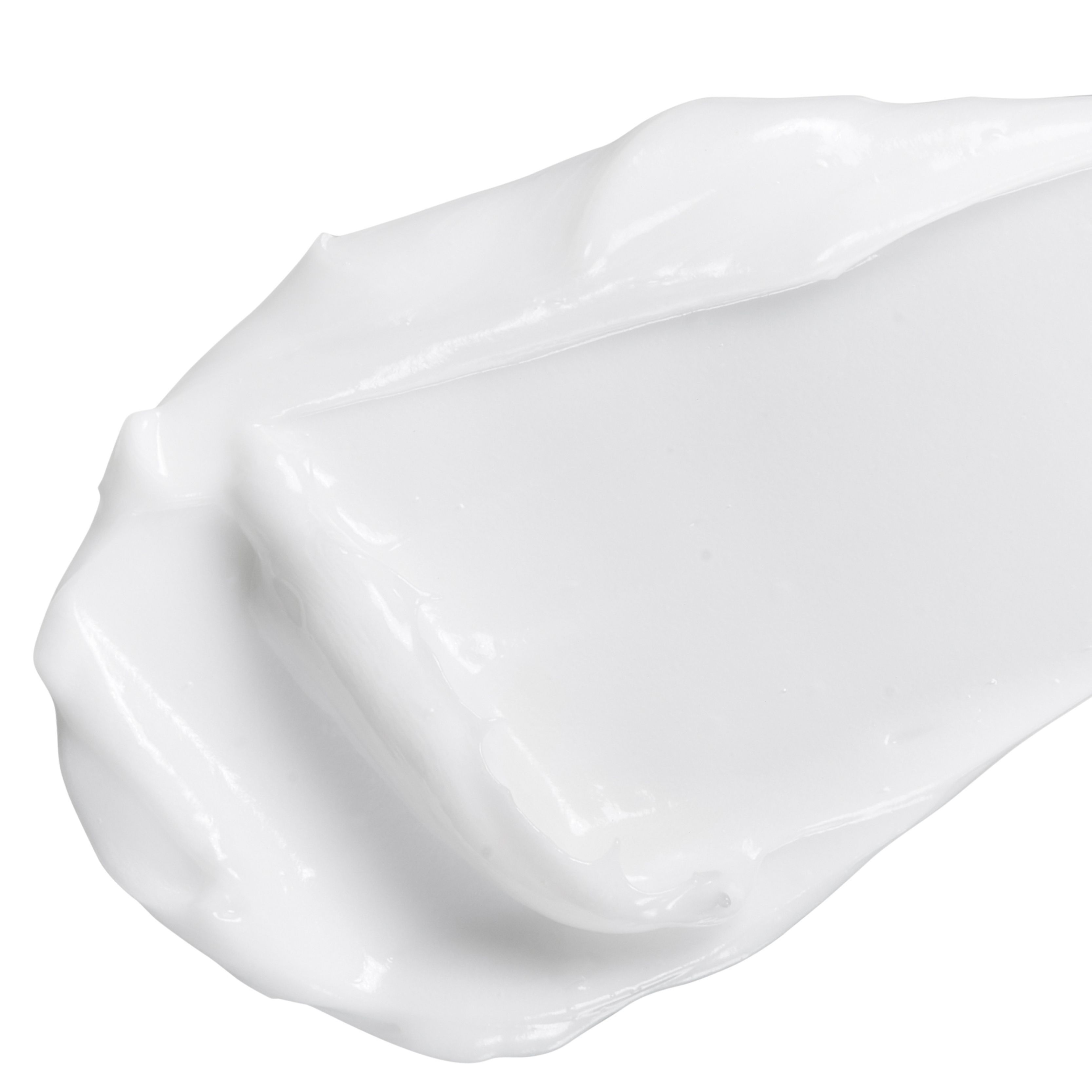 Weißes Creme-Produkt, pastös. Auf weißem Hintergrund. Textur sichtbar.