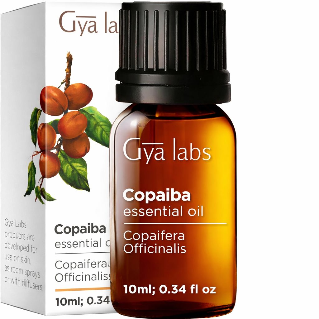 Braune Glasflasche mit schwarzem Deckel. Aufschrift: Gya Labs Copaiba essential oil. Verpackung: Weißer Karton mit Produktabbildung.