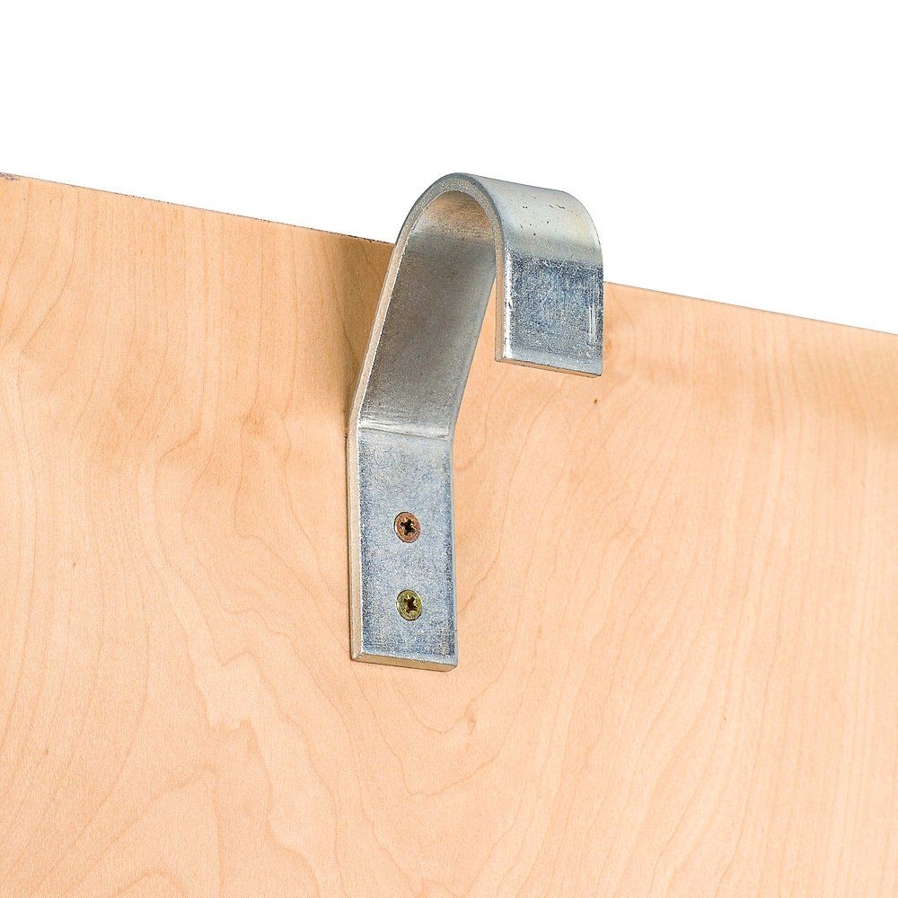 Metallhaken an Holz befestigt. Zwei Schrauben fixieren den Haken. Der Haken ist gebogen.