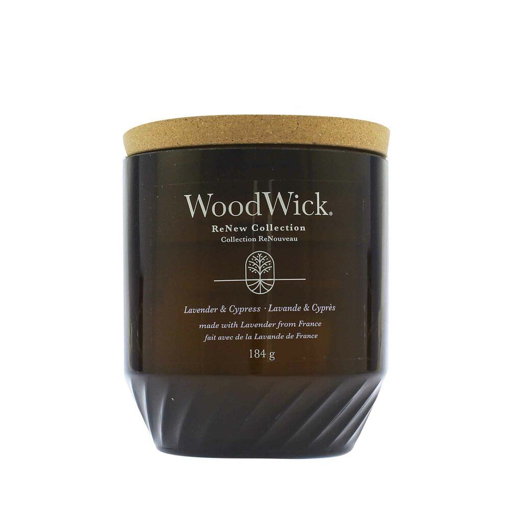 Dunkelbraunes Glas mit Korkdeckel. Aufschrift: WoodWick, ReNew Collection. Text: Lavendel & Zypresse. Gewicht: 184 g.