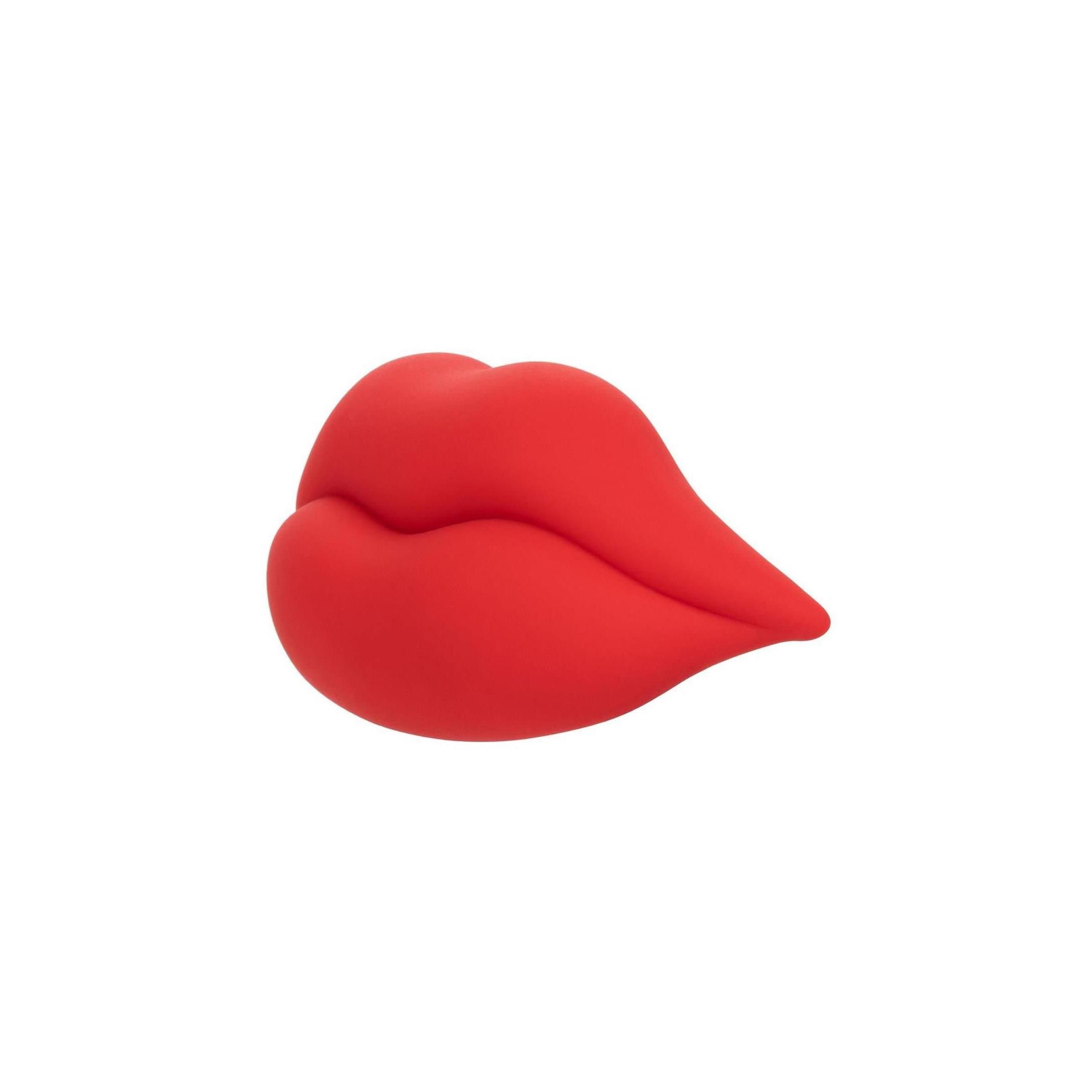 Roter, lippenförmiger Mini-Vibrator. Glatte Oberfläche, abgerundete Form. Auf weißem Hintergrund.