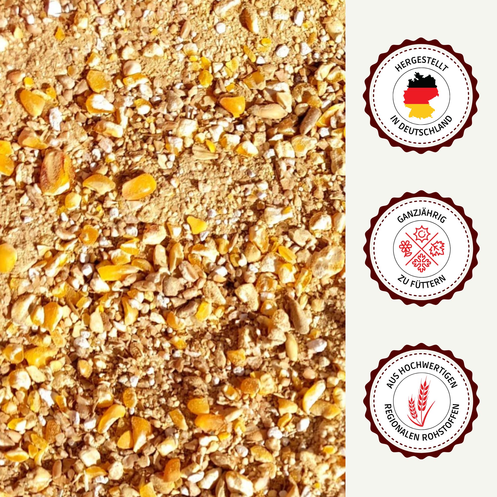 Nahaufnahme von Futter. Text: Hergestellt in Deutschland, ganzjährig zu füttern, aus hochwertigen Rohstoffen.