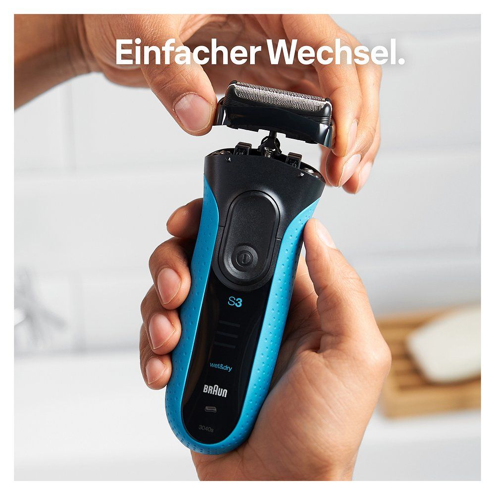 Hände wechseln Braun Series 3 Ersatzscherkopf am Rasierer.