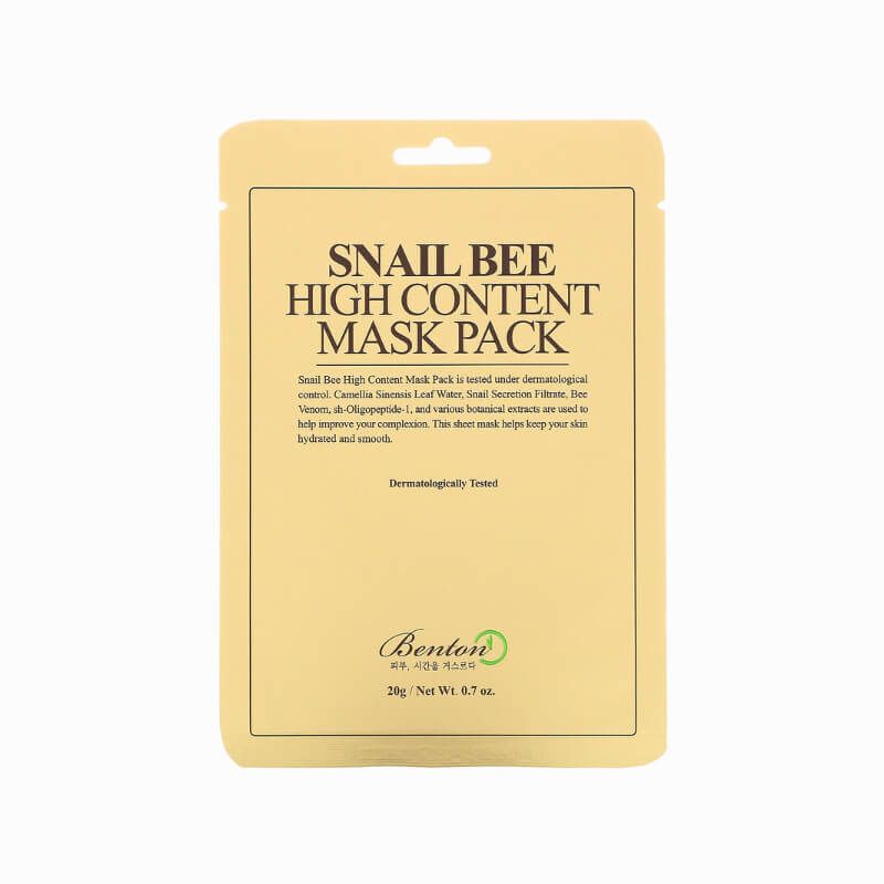 Beutel mit "Snail Bee High Content Mask Pack". Beige Verpackung mit Text. Marke: Benton. Dermatologisch getestet.