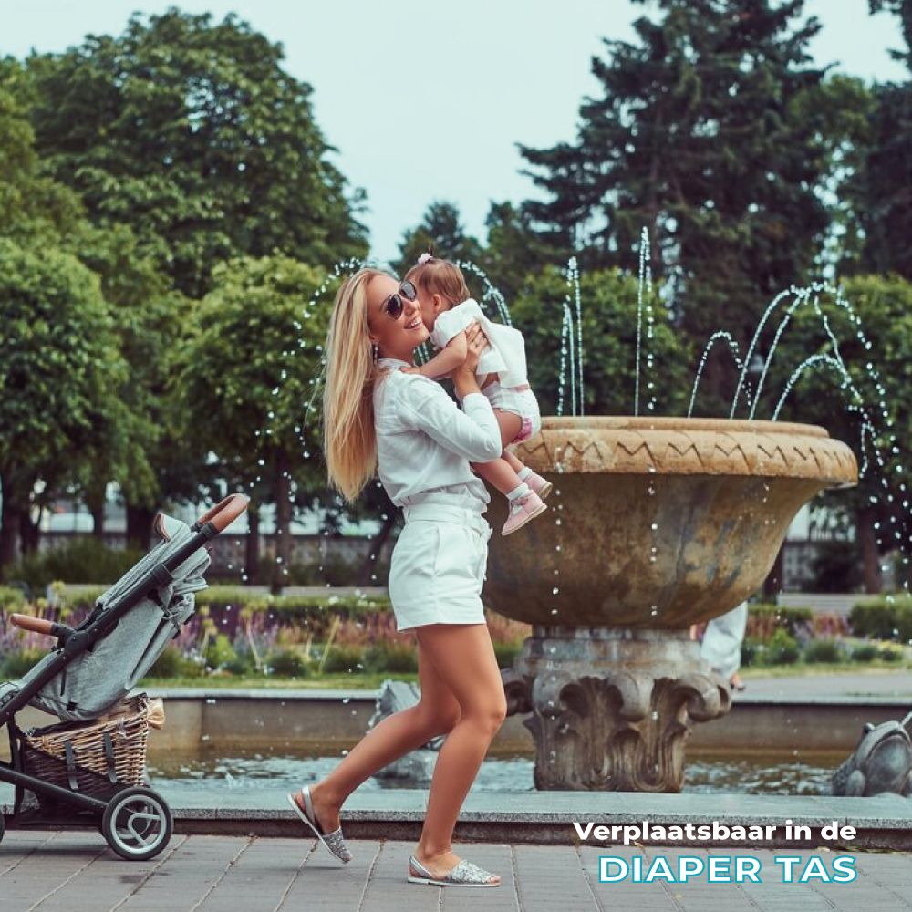 Vrouw met baby in park. Tekst: 'Verplaatsbaar in de luiertas'.