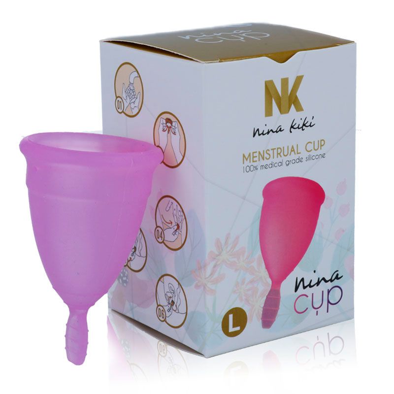 Rosa Menstruationstasse vor Verpackung. Verpackung mit Logo und Schriftzug: Nina Kikí, Menstruationstasse, L.