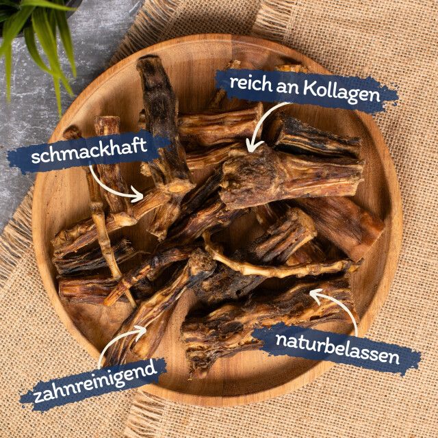 Ochsenschwanzstücke in einer Holzschale. Beschriftungen: schmackhaft, zahnreinigend, naturbelassen, reich an Kollagen.