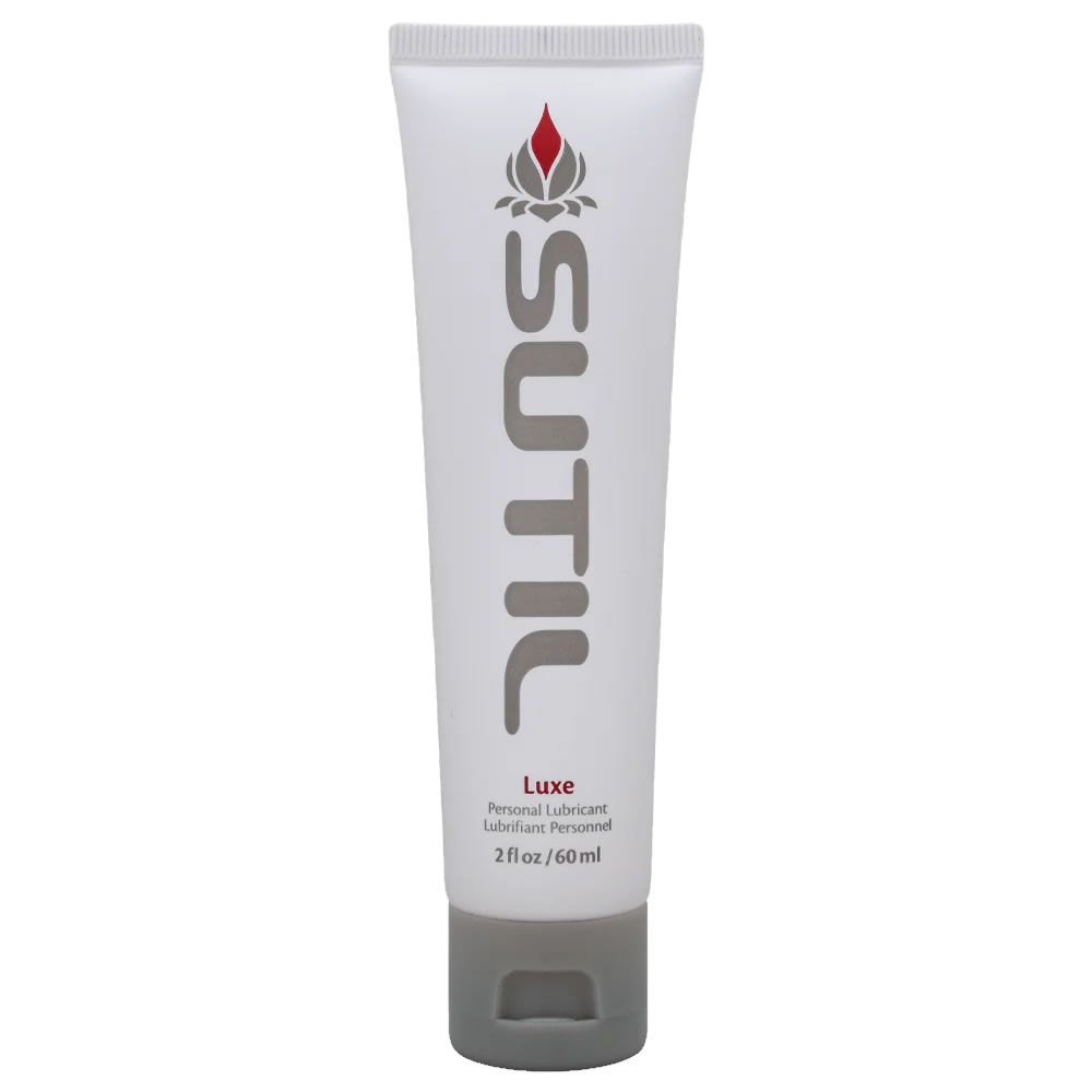 Weiß-graue Tube mit Aufschrift SUTIL und Logo. Produktbezeichnung: Luxe Personal Lubricant. Inhalt: 60 ml.