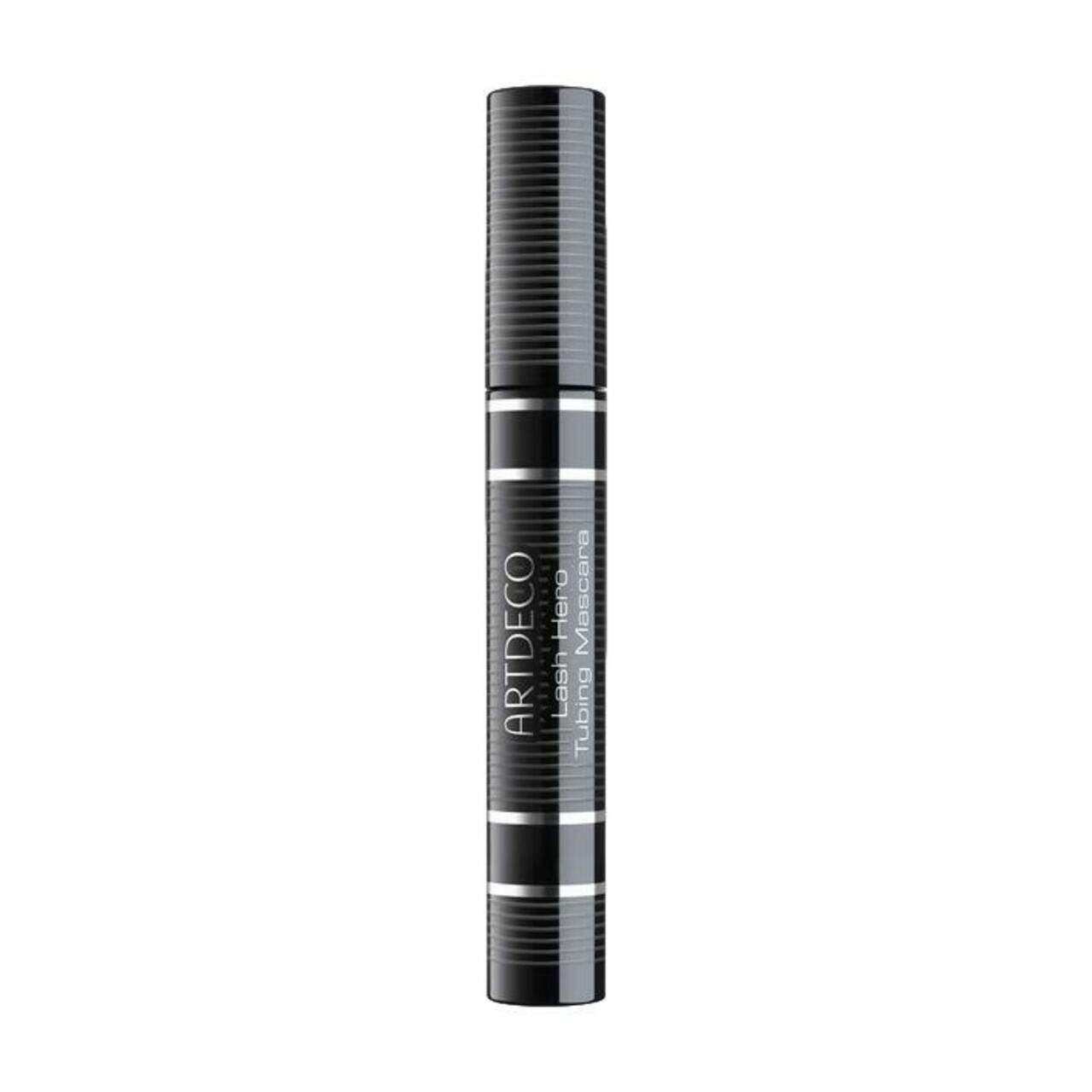 Geschlossene Mascaratube mit schwarzem Deckel und silbernen Streifen. Auf der Tube steht "ARTDECO Lash Hero Tubing Mascara".