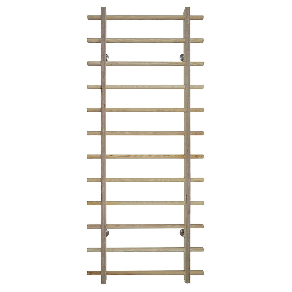 Sprossenwand aus hellem Holz. Vertikale Holme mit horizontalen Sprossen. Metallbefestigungen.