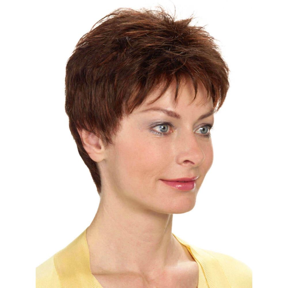 Kurzhaarperücke in Braun, Frau im Profil. Gelbes Oberteil. Helles Hautbild.