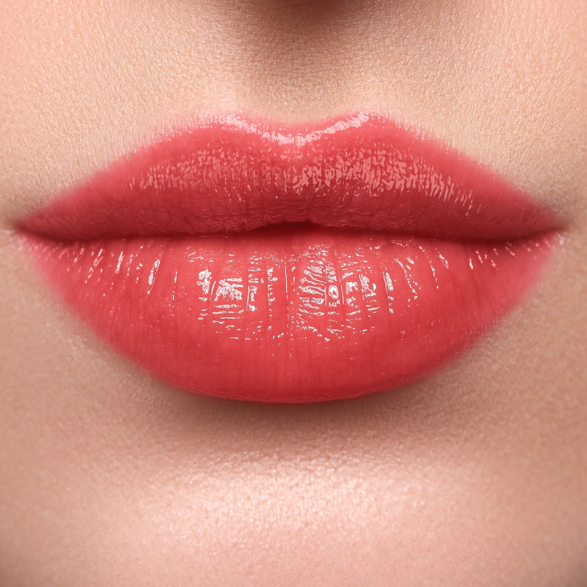 Lippen mit WYCON Hydrasheer Glossy Lipstick, Farbe 21, aufgetragen.
