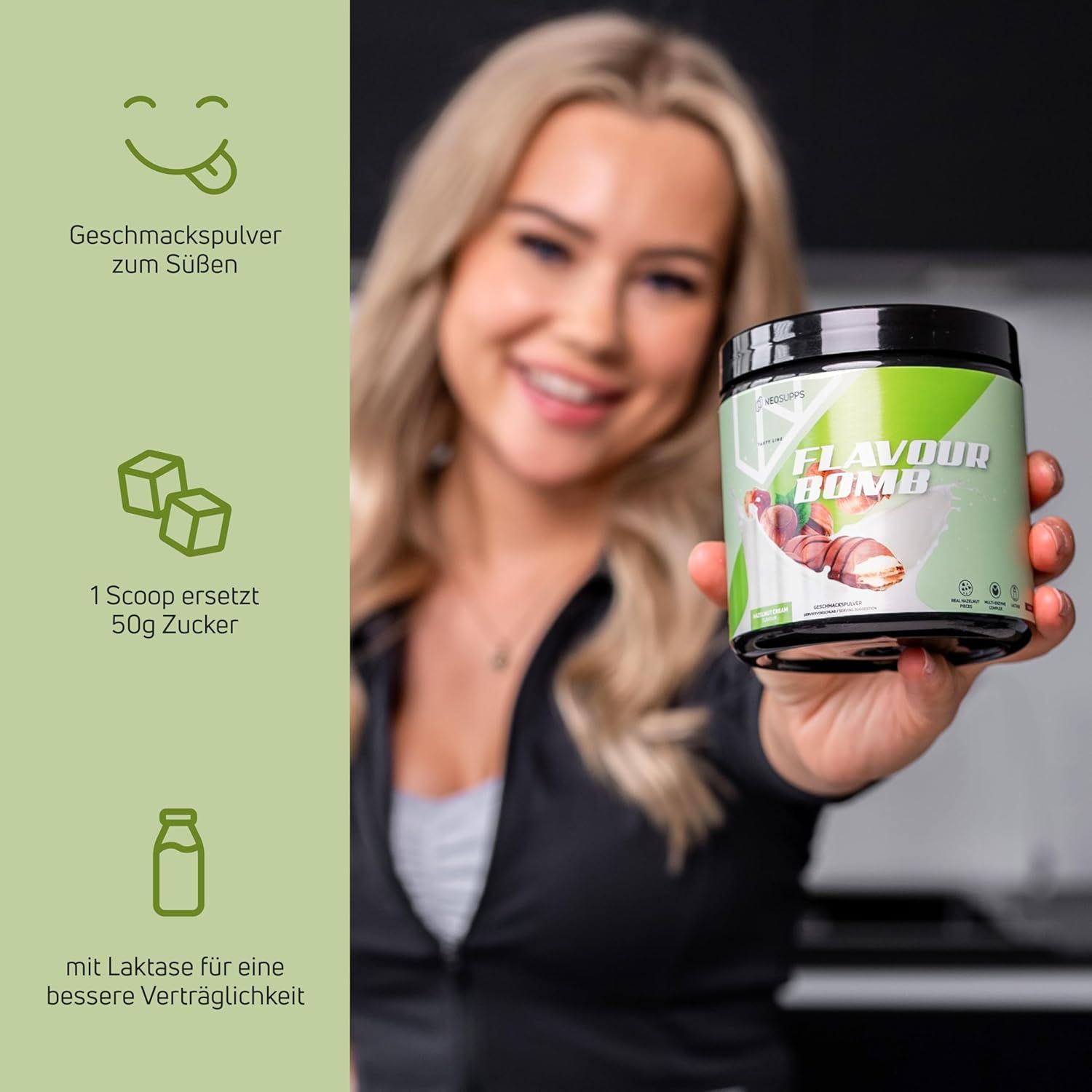 Frau hält Dose mit Produkt. Dose mit grünem Etikett, Text: FLAVOUR BOMB. Aufschrift: Geschmackspulver zum Süßen. 1 Scoop ersetzt 50g Zucker.